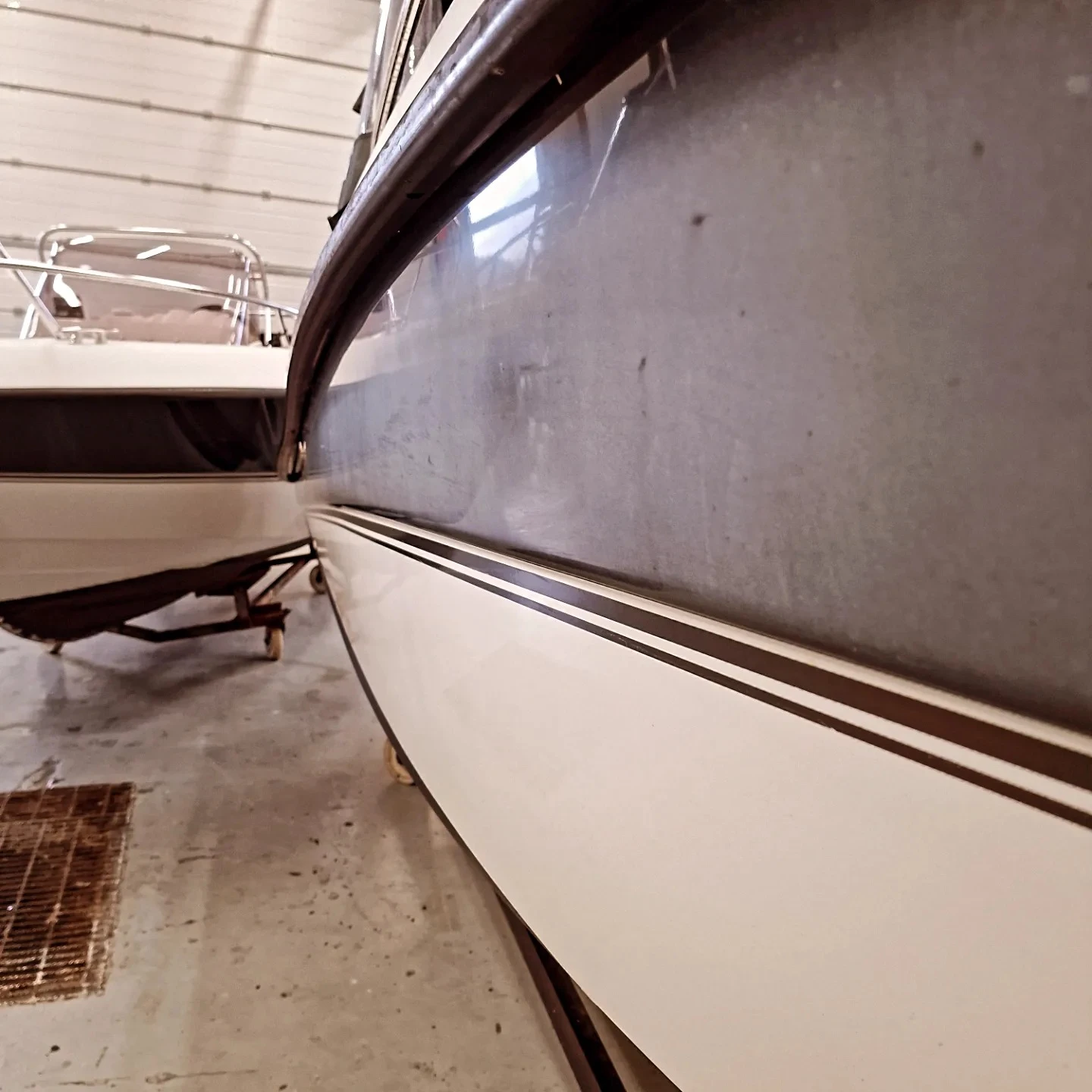 Oksidert gelcoat før behandling